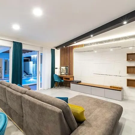 Symphony, Heated Pool - 10m From The Sea *