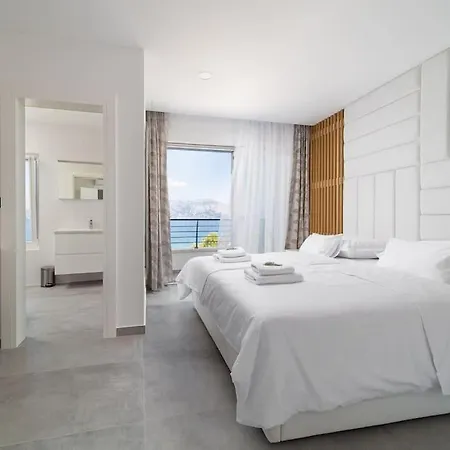 Villa Symphony, Heated Pool - 10m From The Sea *