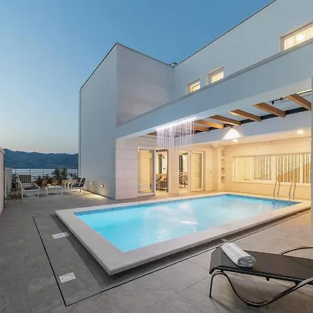 빌라 Symphony, Heated Pool - 10m From The Sea 포블랴