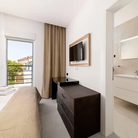 Villa Symphony, Heated Pool - 10m From The Sea *