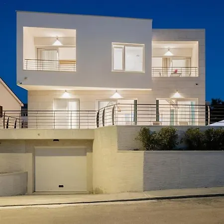 Symphony, Heated Pool - 10m From The Sea *