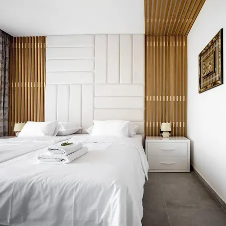 Symphony, Heated Pool - 10m From The Sea *