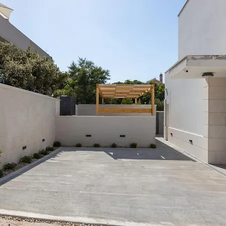 Villa Symphony, Heated Pool - 10m From The Sea *