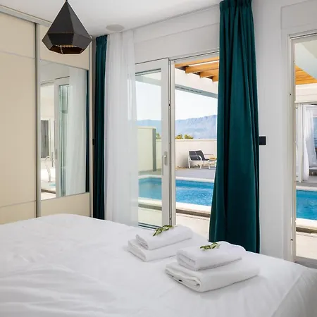 빌라 Symphony, Heated Pool - 10m From The Sea 포블랴