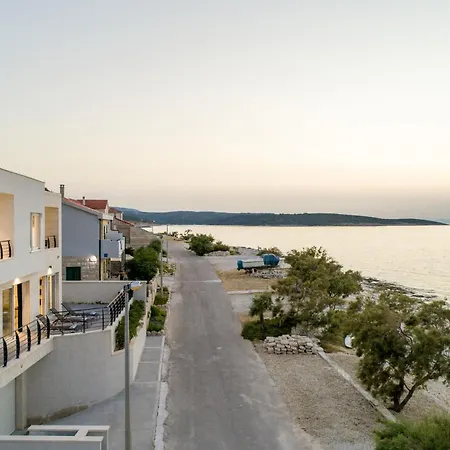 Symphony, Heated Pool - 10m From The Sea *