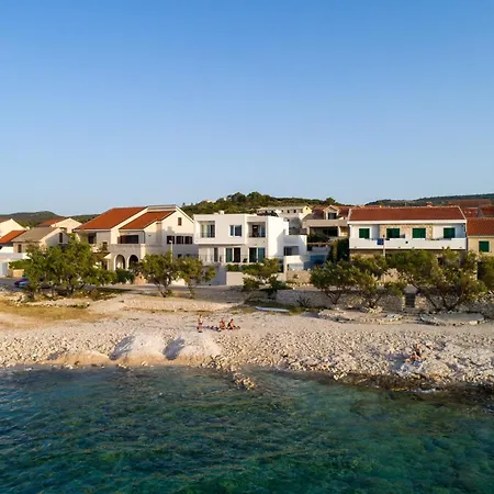 Symphony, Heated Pool - 10m From The Sea